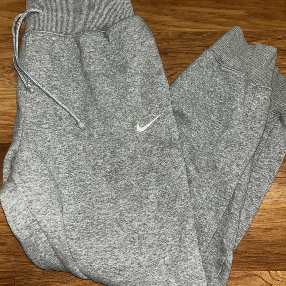 grey size m nike sweatpants